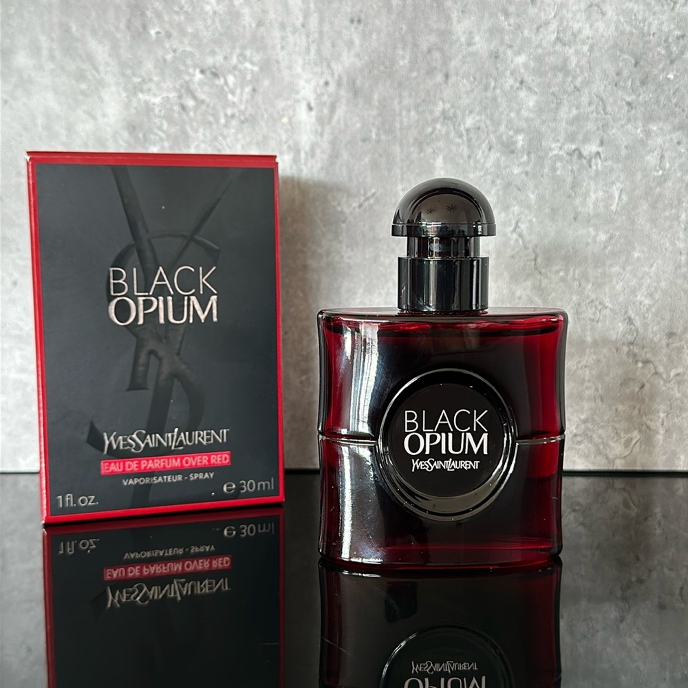 Yves Saint Laurent Black Opium Eau de parfum Over Red